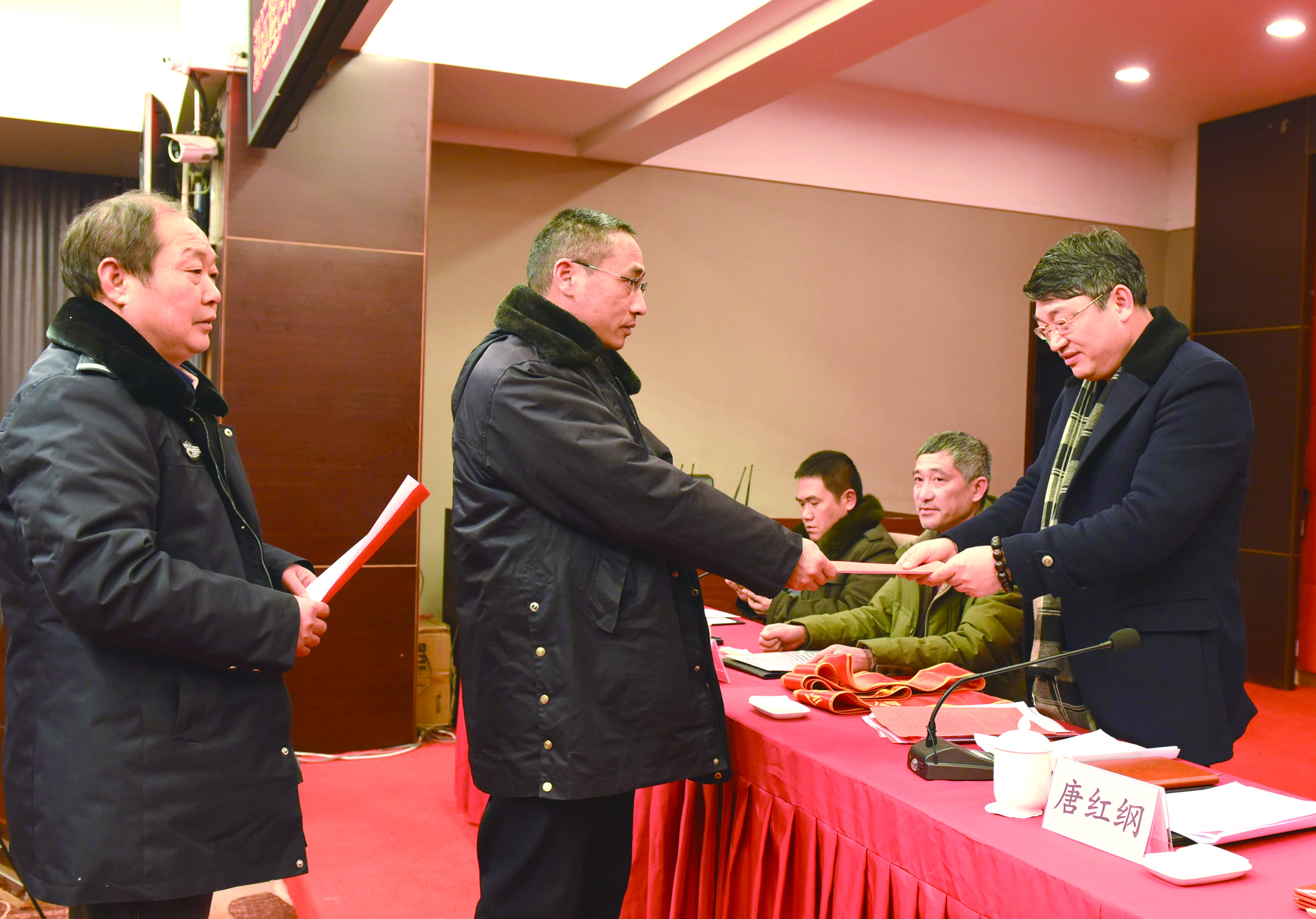 1月30日，隆回分公司召開2017年工作總結(jié)表彰大會暨2018年春運工作動員大會。