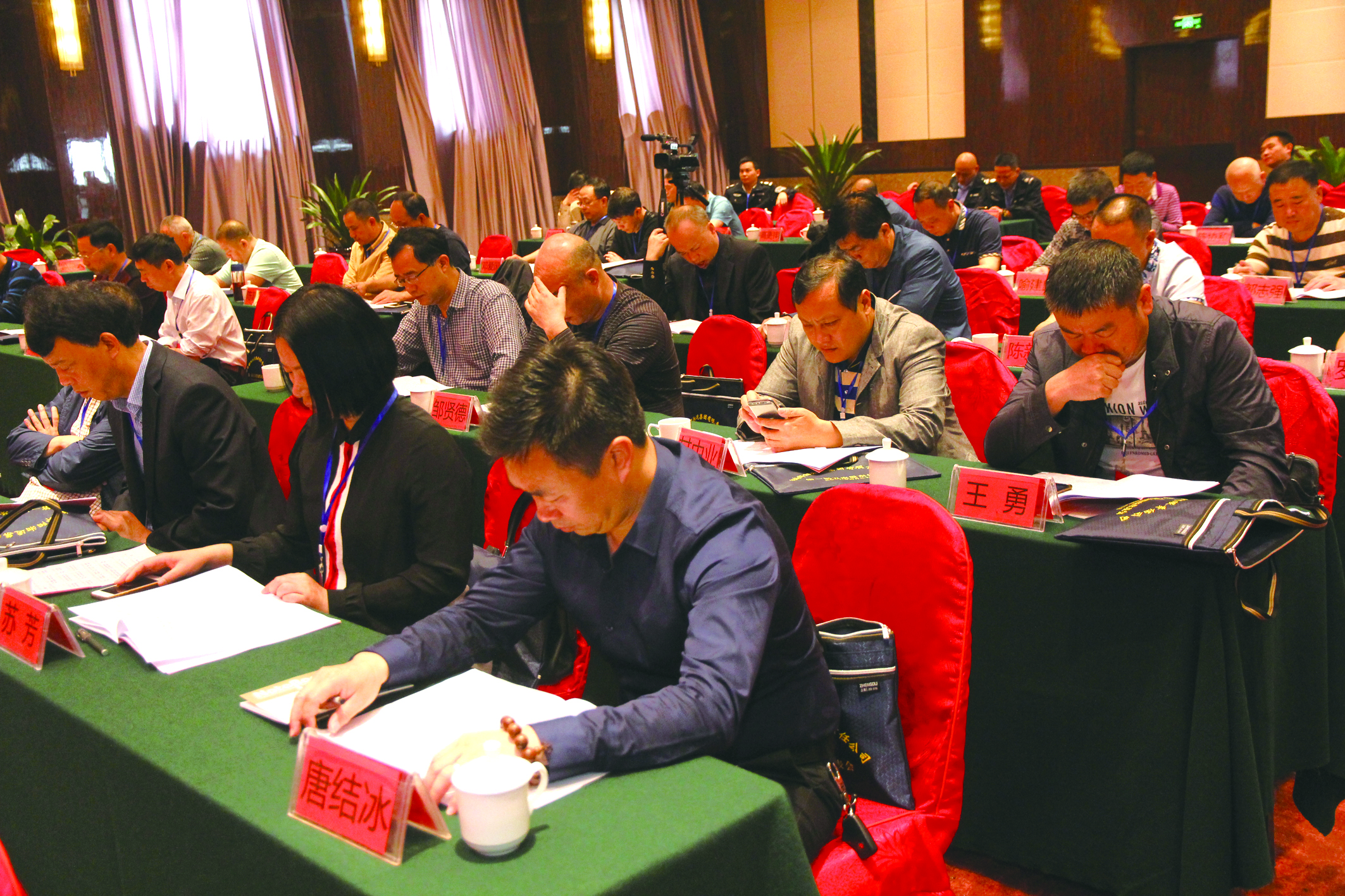 圖為第一屆五次股東代表在認(rèn)真聽取工作報告。