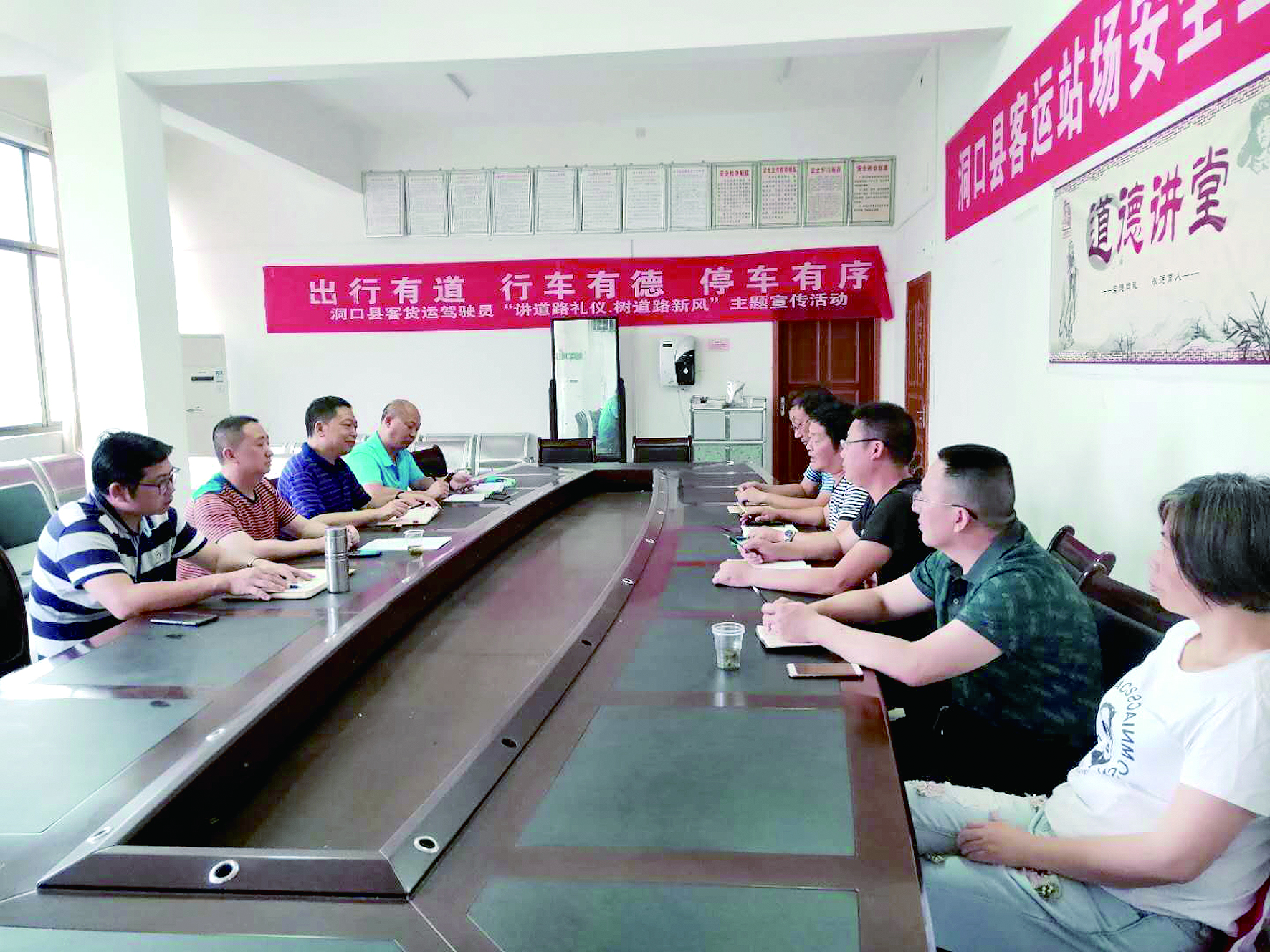 6月12日至13日，集團(tuán)公司董事、副總經(jīng)理唐新宇率辦公室、房產(chǎn)基建、企管部門負(fù)責(zé)人深入分公司就門面合同等事項(xiàng)進(jìn)行核查和清理，并對門面經(jīng)營狀況調(diào)研。據(jù)悉，兩天時(shí)間核對門面合同144份。 ? 為切實(shí)加強(qiáng)企業(yè)內(nèi)部管理，集團(tuán)公司決定對全司門面管理開展清理，成立集團(tuán)公司門面清理領(lǐng)導(dǎo)小組以抓好此項(xiàng)工作。圖為唐新宇（左二）在洞口客運(yùn)分公司部署相關(guān)工作。 祖冠 攝影報(bào)道