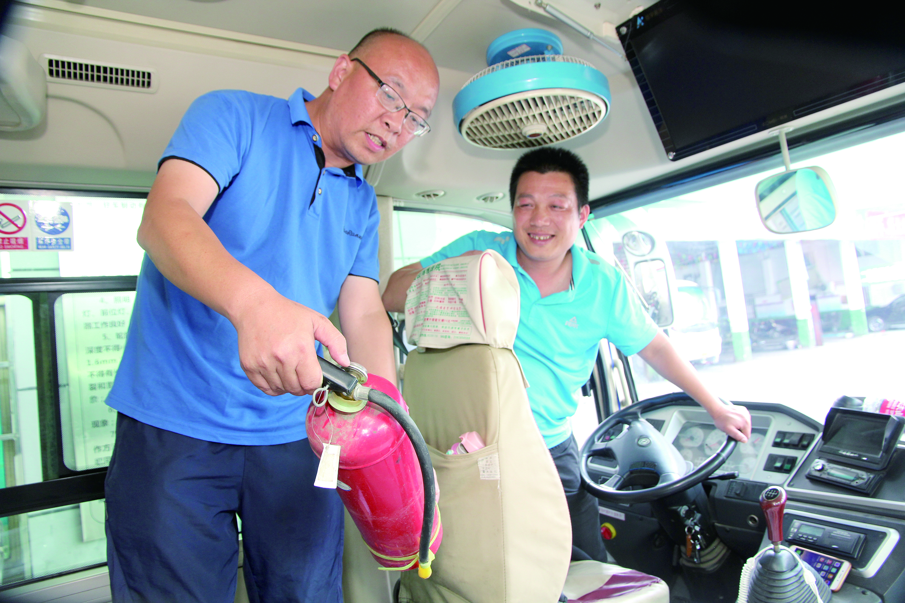 安全稽查兩不誤 ——記集團公司優(yōu)秀共產黨員、隆回汽車西站副站長李擁政 肖秀華